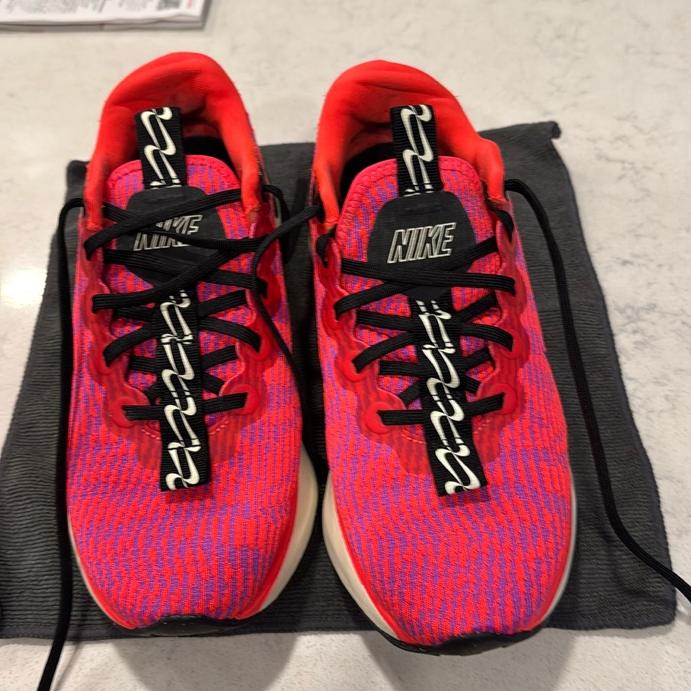 NWOT NIKE walking/running shoes. Very comfy & padded with great traction.